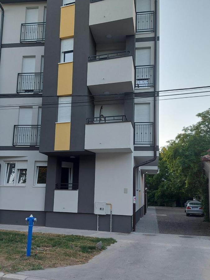 # Espresso 2 Apartman Sa Garazom Sremska Mitrovica Exterior foto